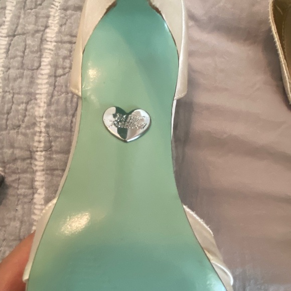 Betsey Johnson heels diamond bow white satin - Picture 5 of 8